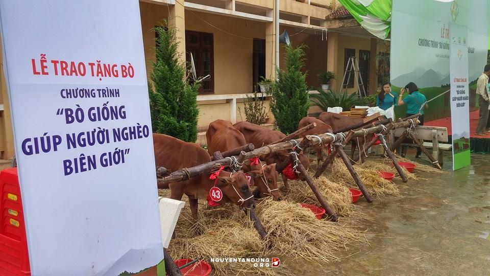 Staatspräsident Truong Tan Sang zu Gast bei der Kuh-Überreichung für Bedürftigte im Grenzgebiet